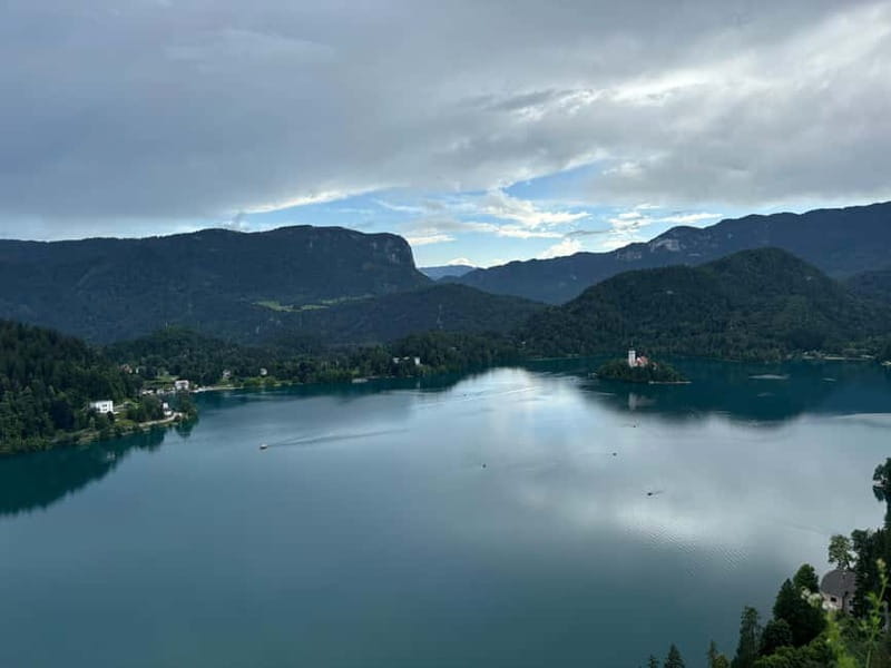Bled: Lake Bled Guided Walking Tour with Cream Cake - The kremna rezina break, and why timing matters