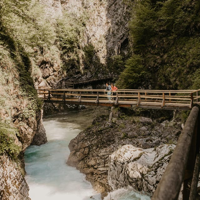 Bled: Vintgar Gorge Best Experience and Food Tasting - Reaching Šum Waterfall: bridge viewpoint, then the stairs down
