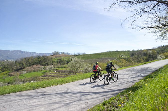 E-bike Vipava River Tour - Stop 1: Darovi Vipavske in Vipavski Križ, coffee with a medieval pause