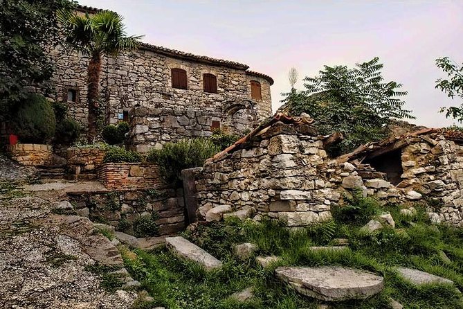 Flavours of Istria Tasting Experience from Koper - Stop 1: Hum, the tiny town with giant-stone legend