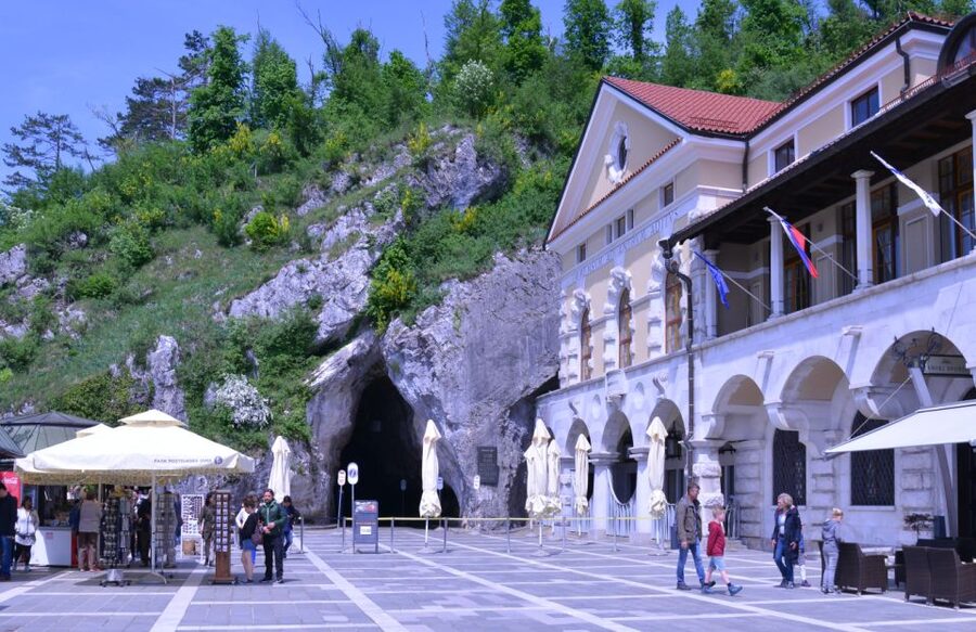From Ljubljana: Postojna Cave & Predjama Castle Guided Trip - Predjama Castle under the cliff, with audio-led storytelling