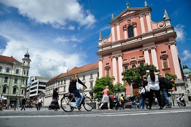 Historic Ljubljana Tour with Ljubljana Castle included - Old Town highlights: Cathedral views, Robba Fountain, and the river connections