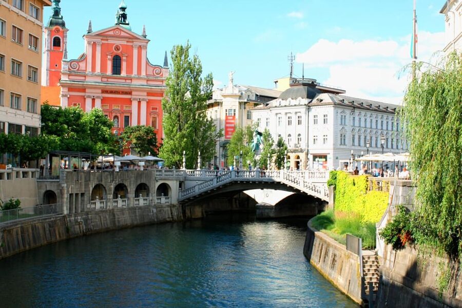 Ljubljana: 2h walking tour with local guide - Dragon Bridge and the folkloric side of the city