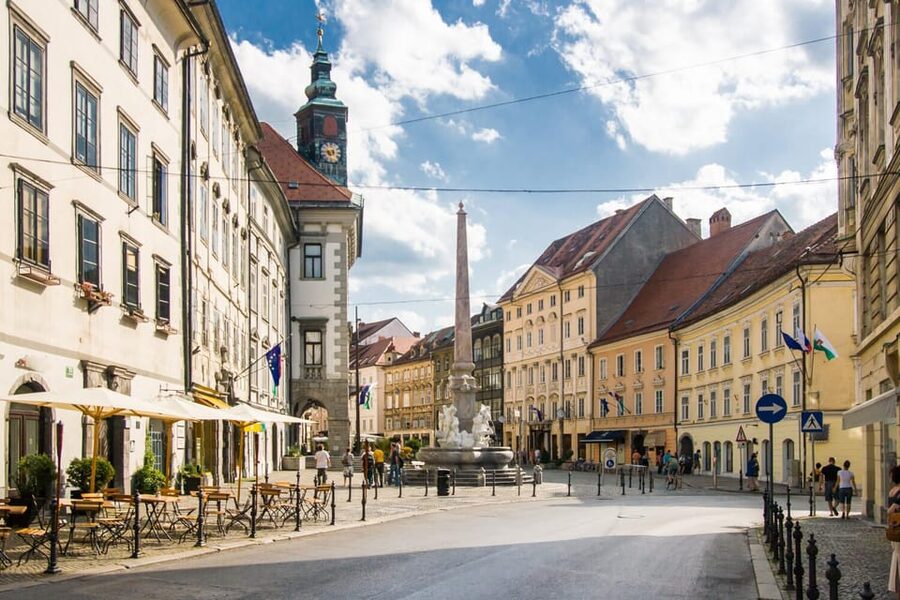 Ljubljana: 2h walking tour with local guide - What to expect at the major stops, stop by stop