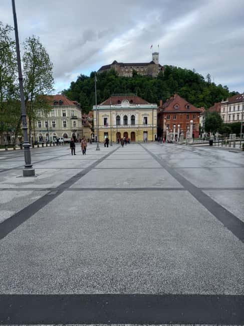 Ljubljana castle on foot :) con guida in italiano - Starting at Porta Praetoria Emonae: the Roman “why” behind the hill