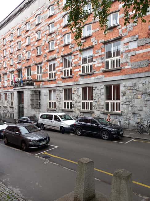 Ljubljana castle on foot :) con guida in italiano - Trg francoske revolucije: a quick pause with strong orientation