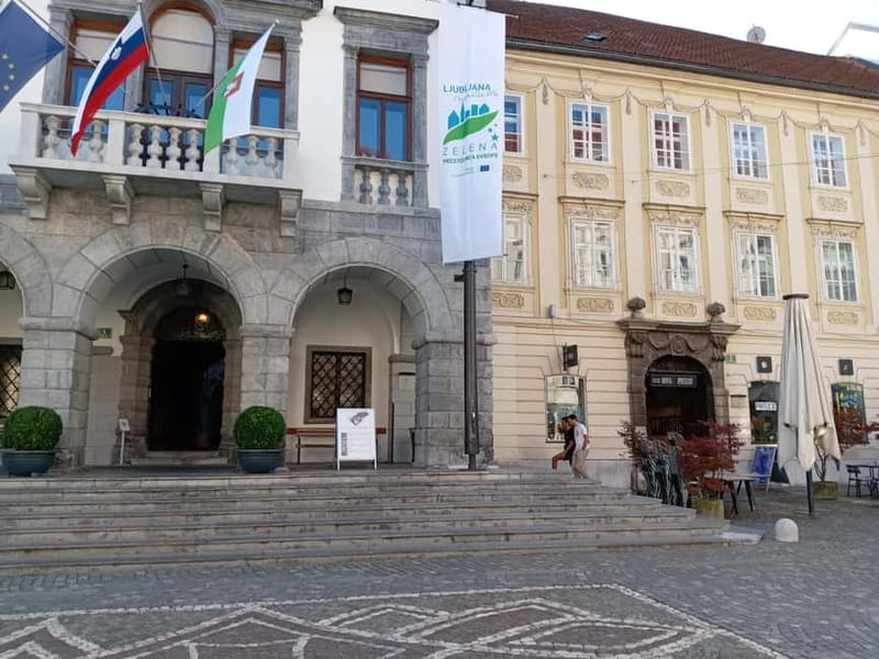 Ljubljana: Old Town Guided Walking Tour in French - Key things I’d circle before you go