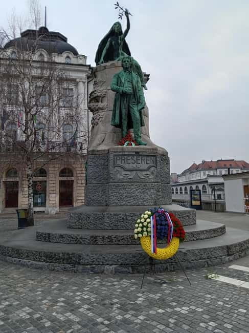Ljubljana: Old Town Guided Walking Tour in French - Walking Ljubljana’s old town, the useful way
