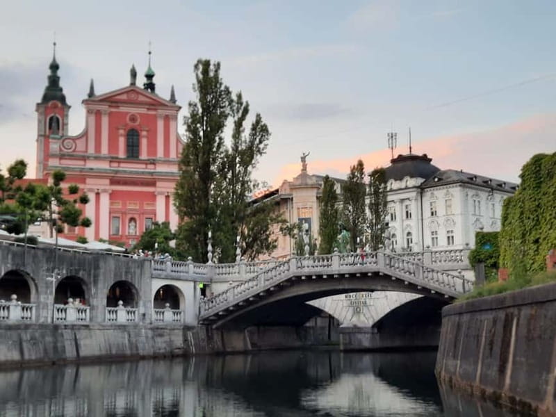 Ljubljana: Old Town Guided Walking Tour in French - Cobblers’ Bridge to Ljubljana Town Hall, architecture you can read