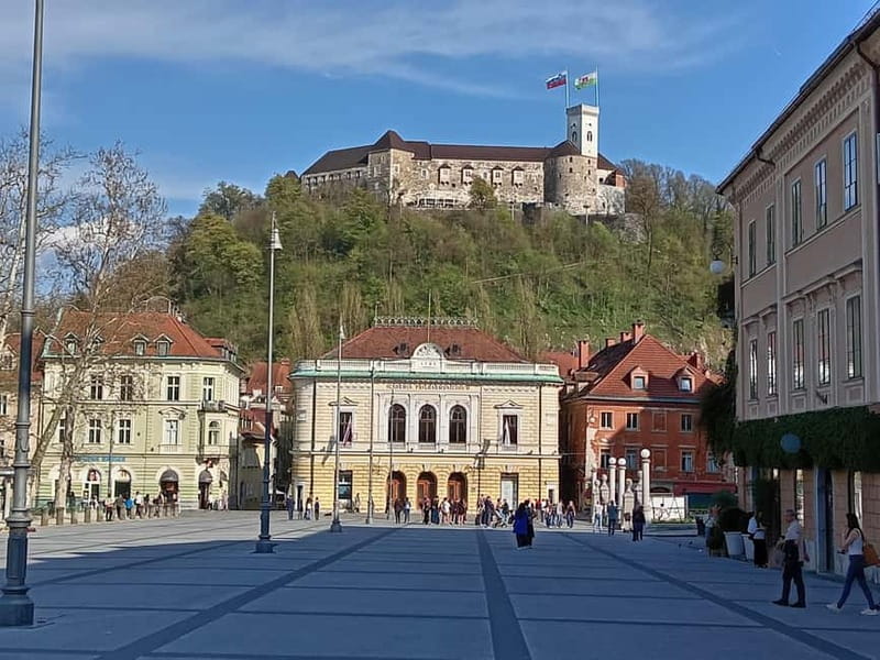 Ljubljana: Old Town Guided Walking Tour in French - Prešeren Square in 30 minutes, a fast orientation win