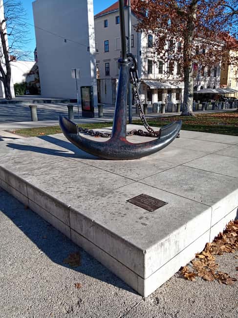 Ljubljana: Private tour to discover the city of dragons - Cobblers’ Bridge and Prešeren Square: where the center shows its everyday rhythm