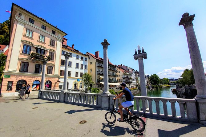 Ljubljana Sightseeing Tour by Electric Bikes - The 3-hour rhythm: Old Town first, then Tivoli Park, then the castle