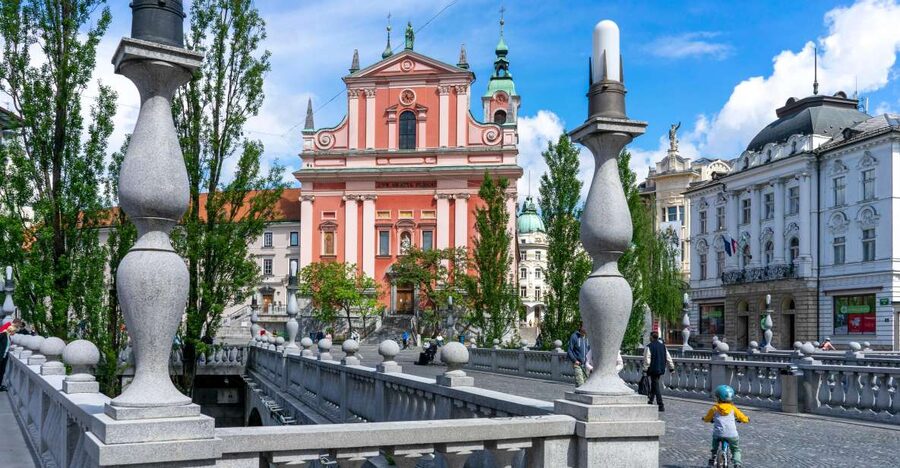 Ljubljana: UNESCO cultural heritage tour - Meeting at Krekov trg, then straight into the Old Town feel
