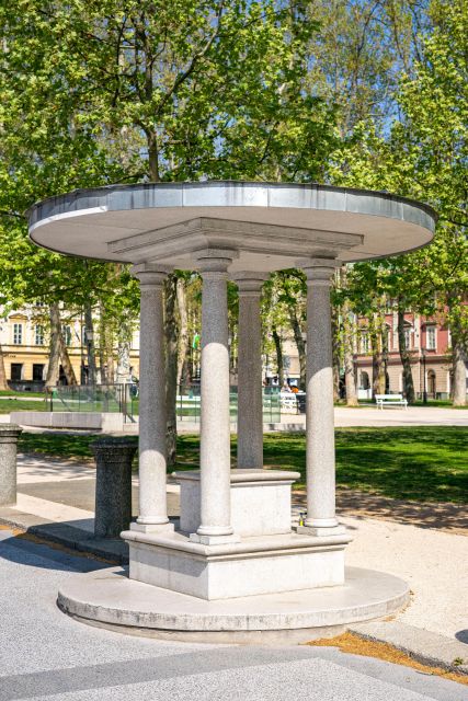 Ljubljana: UNESCO cultural heritage tour - Križanke Complex: a classic landmark with a city-school vibe
