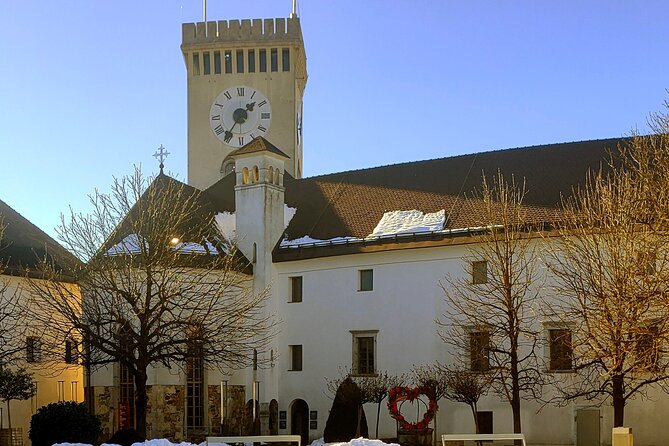 Old Town and Castle Group Tour in Ljubljana - Fish Square and Ribji trg: the oldest house plus skulls that grin