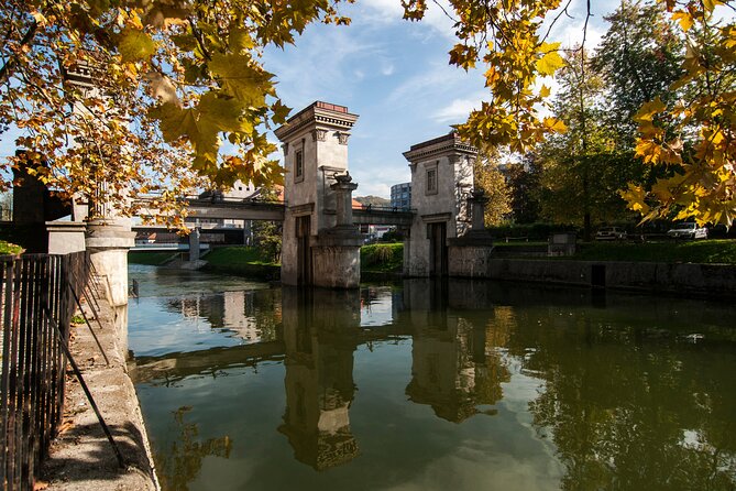 Plečnik's Ljubljana -UNESCO heritage- A walk among architect Plecnik's creations - Stop 1, Tromostovje (Triple Bridge), and the story behind two missing degrees