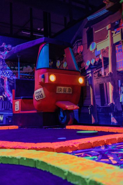Woop! Glow golf: Ljubljana Btc City - WOOP! Glow Golf in Ljubljana BTC City: neon mini golf with a world tour feel