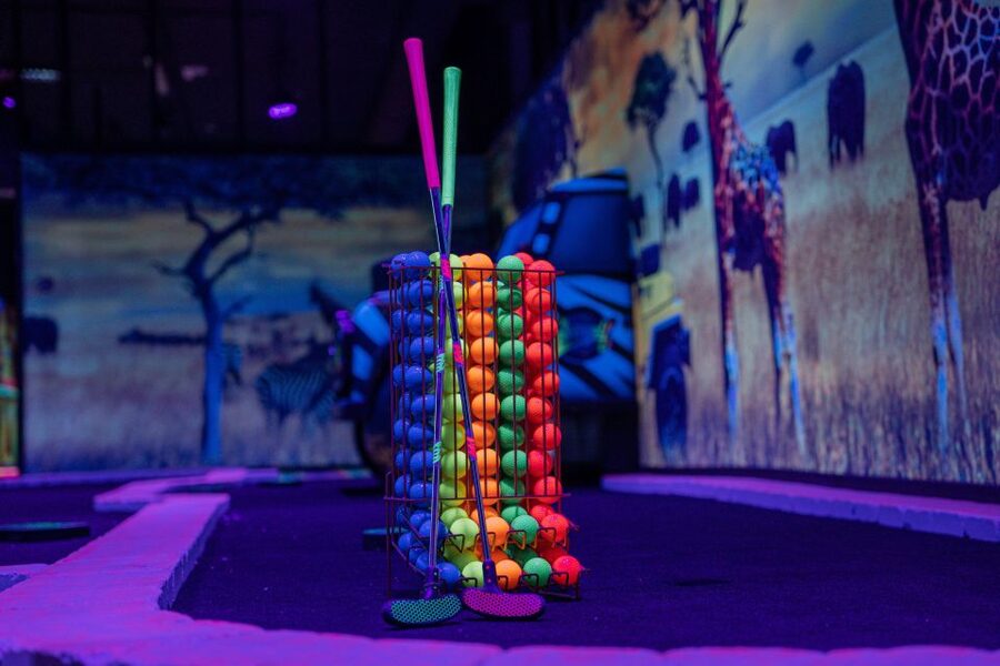 Woop! Glow golf: Ljubljana Btc City - The 15 holes: how the course is structured inside the neon rooms
