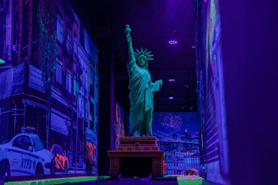 Woop! Glow golf: Ljubljana Btc City - Equipment, rules, and how to play without getting stuck